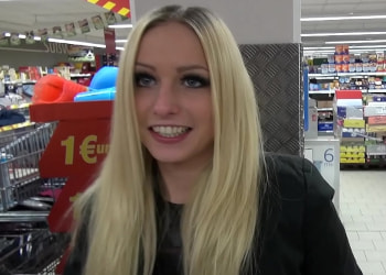 Pareja amateur pone cachonda supermercado 1