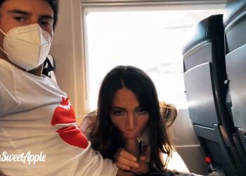 Aprovechan el largo viaje en tren para tener sexo entre los asientos
