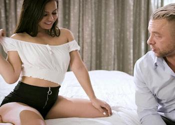 Morena vengativa folla con el nuevo novio de su madre
